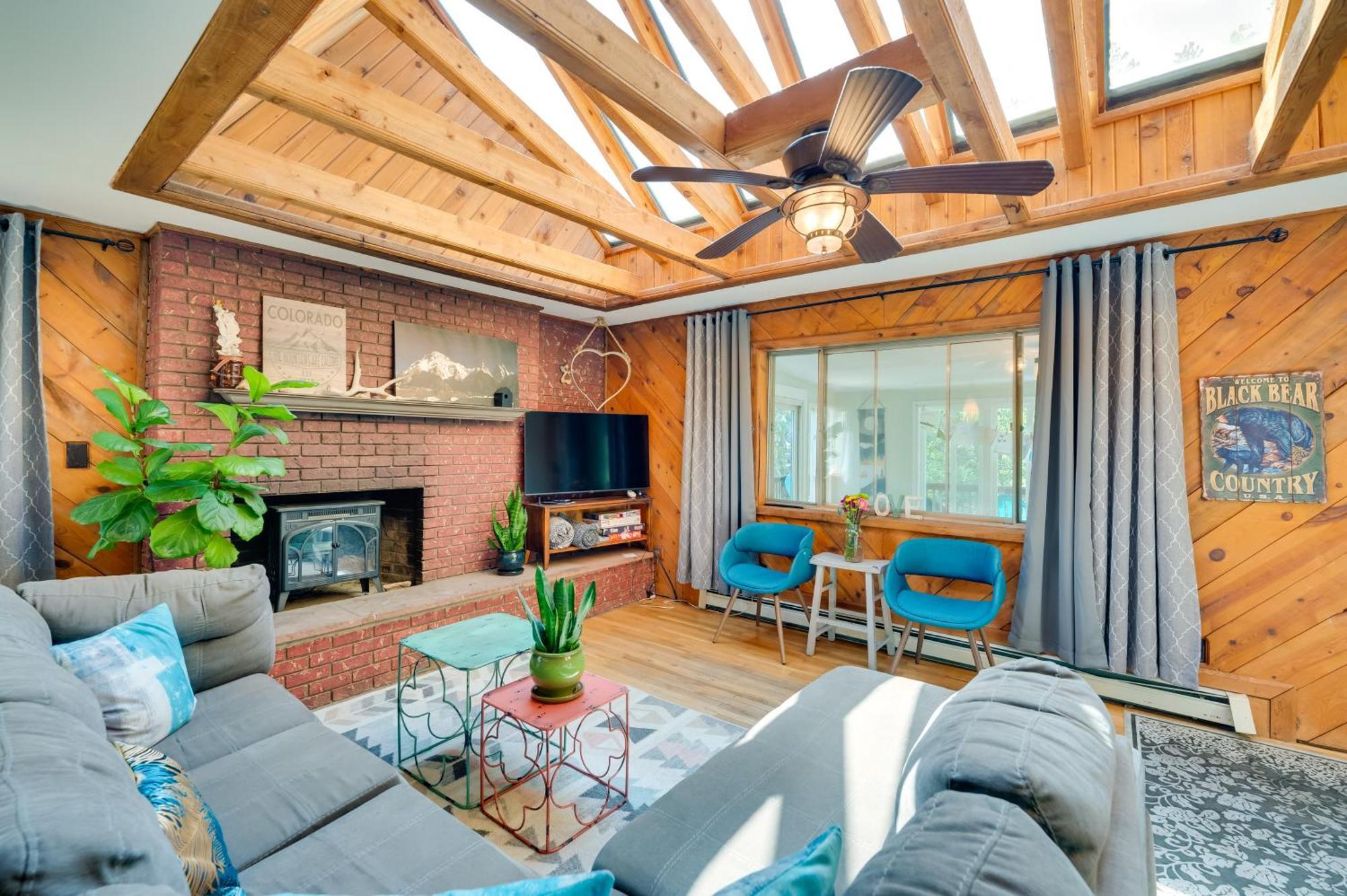 Stunning Golden Home With Deck About 35 Mi To Denver! Exterior foto